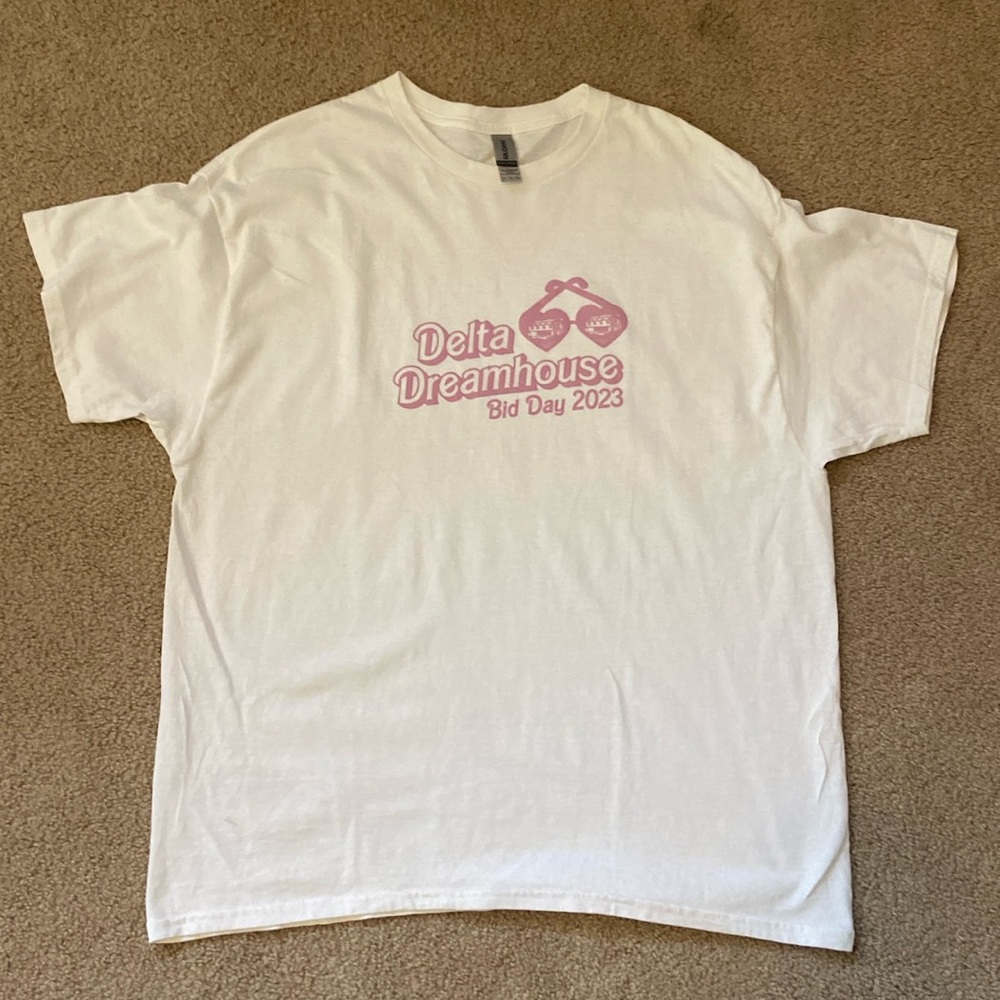 Delta Delta Delta/Barbie dream house
Size: XL